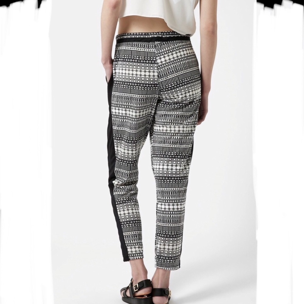 RARE! 🖤🤍 Topshop 🖤 Black & White🤍 Geoprint Tapered Trousers in size XS! 🤍🖤